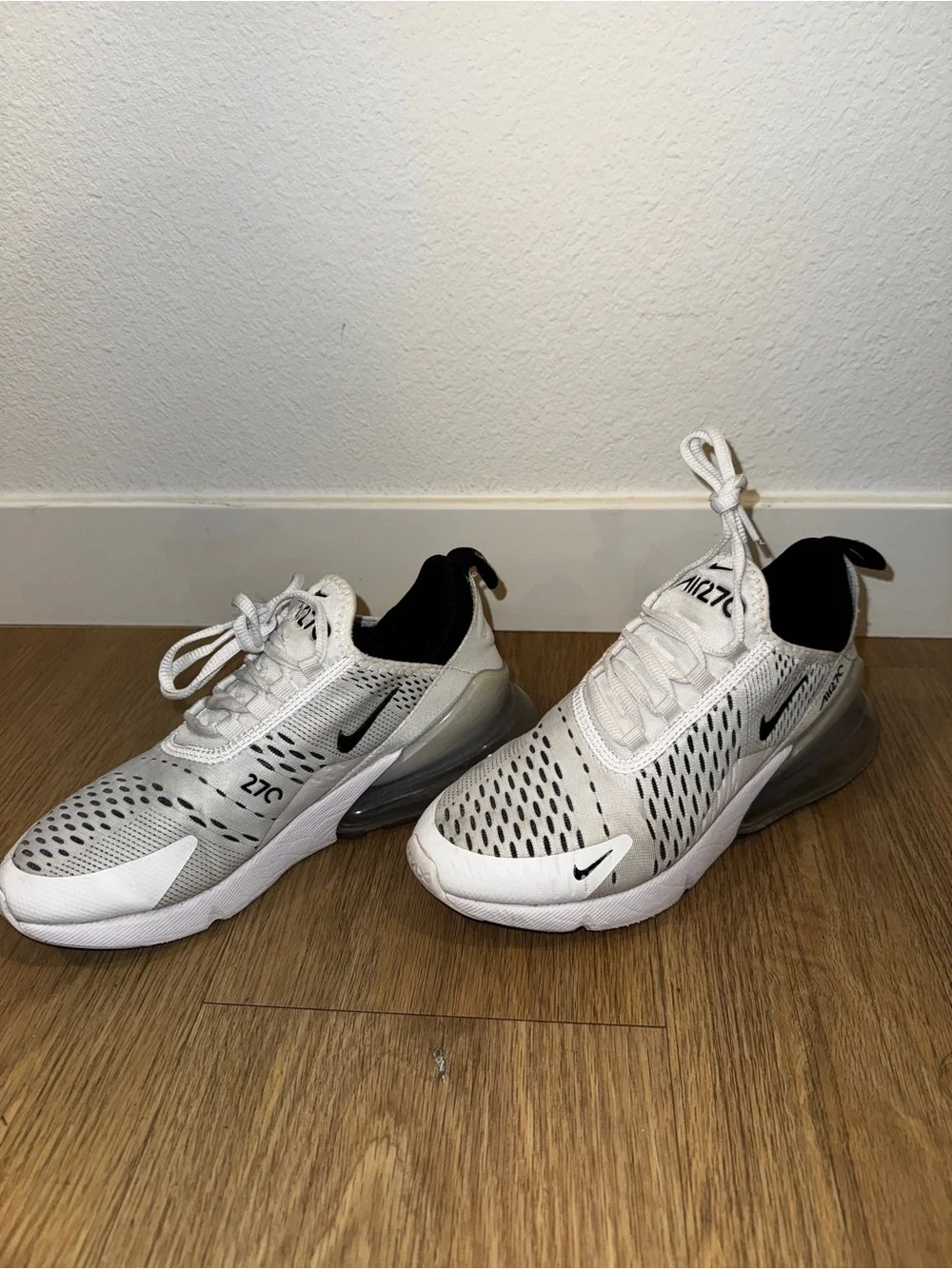 Nike White & Black Air Max 270 Running Shoes